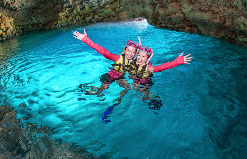 水面が青く輝く洞窟