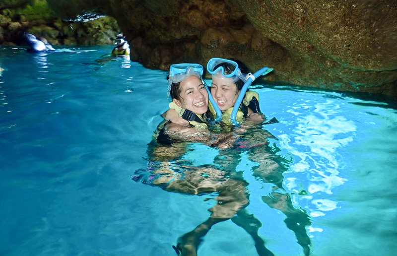 水面が青く輝く洞窟
